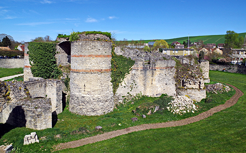 Le château de Beynes avant la rénovation du ravelin.